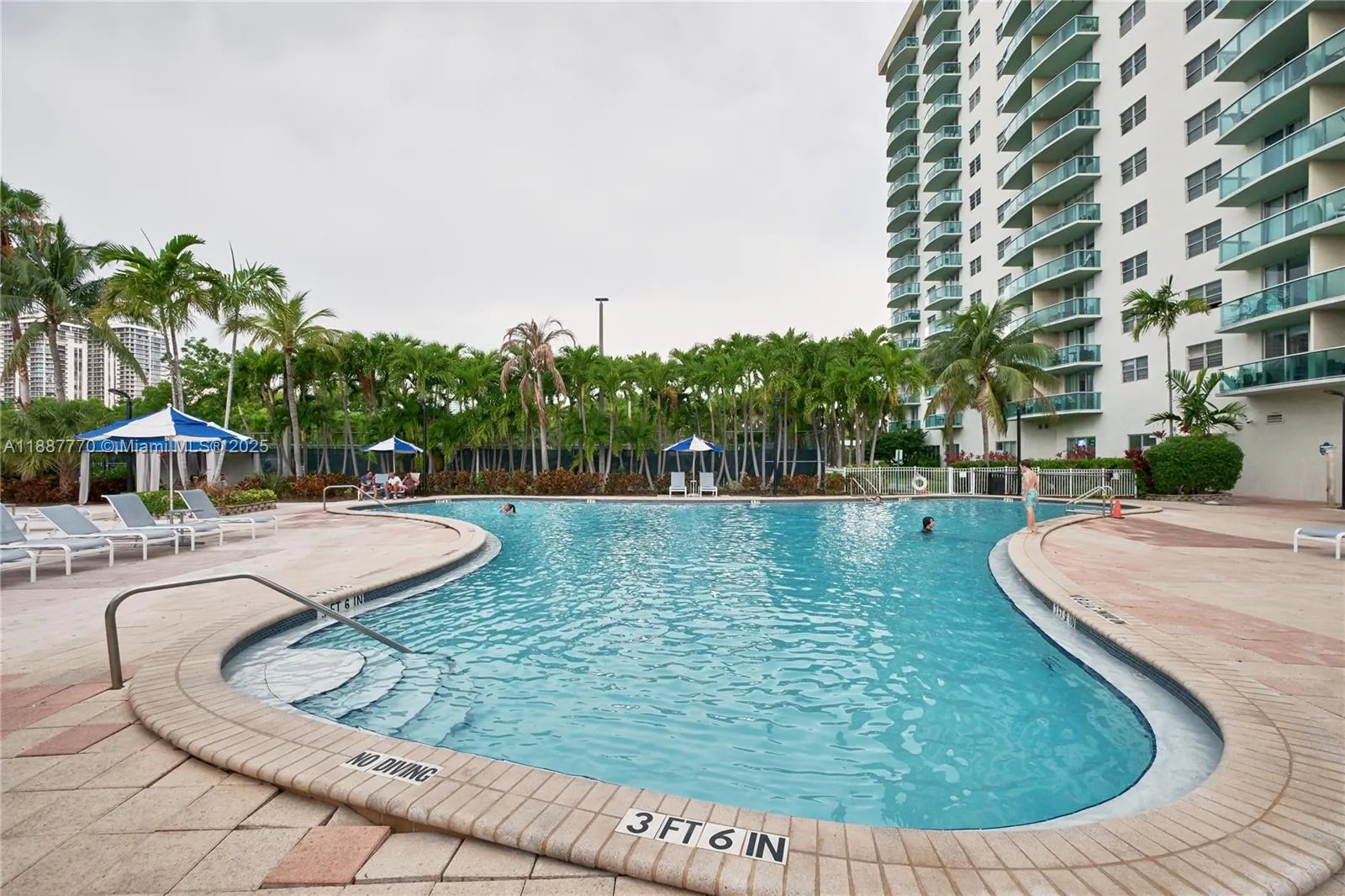 19370 Collins Ave, #919