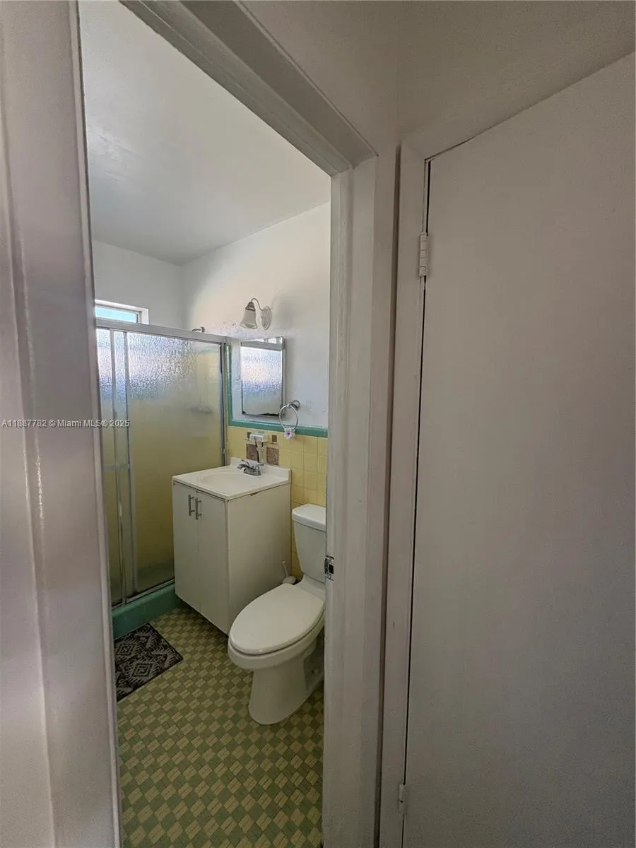1366 W 29th St