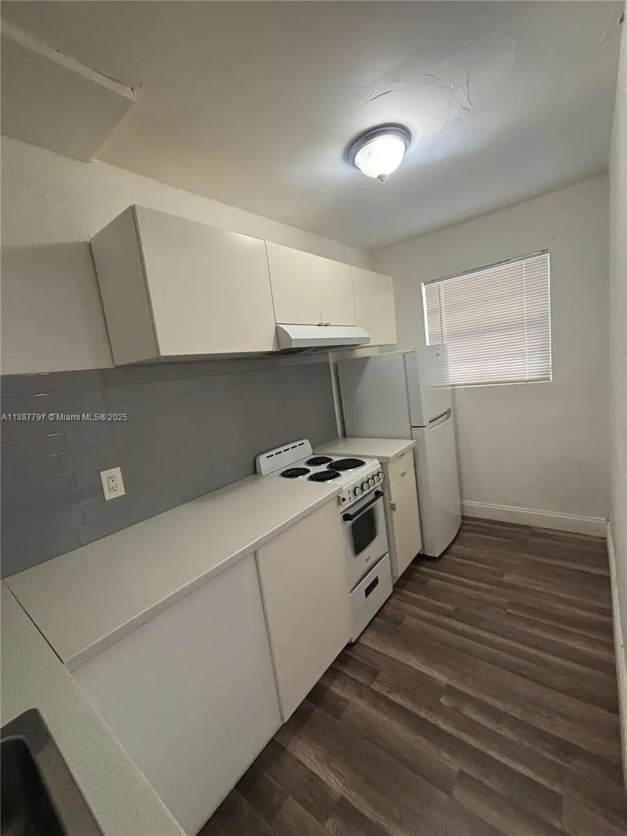 542 NW 8th St, #3