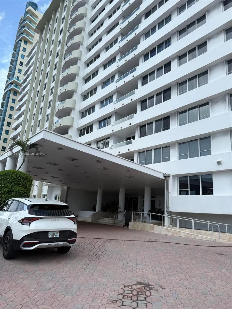 5005 Collins Ave, #1525