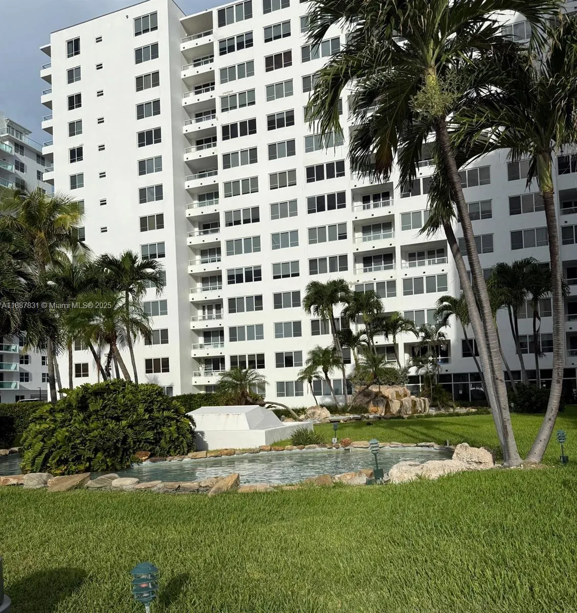 5005 Collins Ave, #1525
