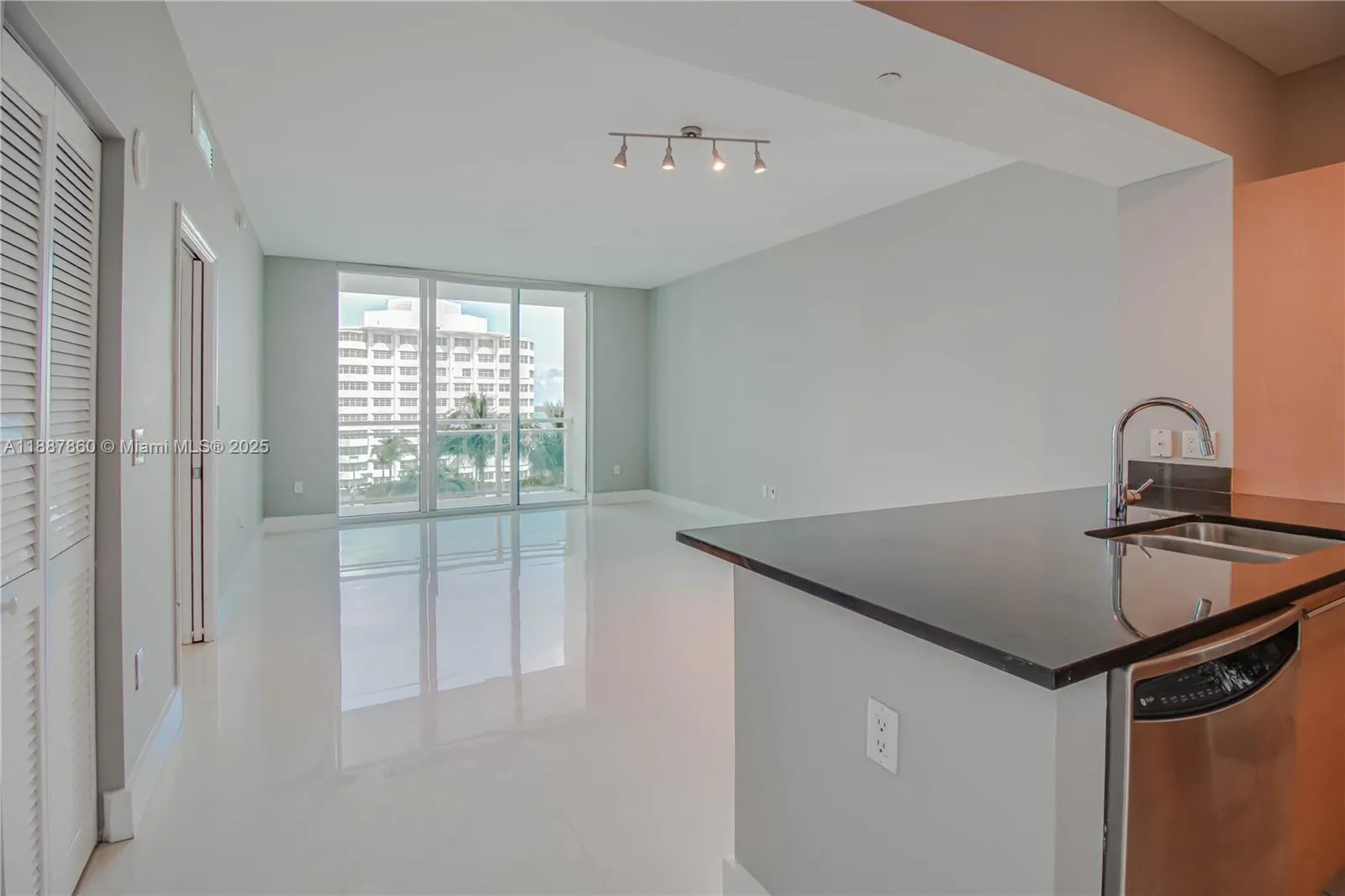 951 Brickell Ave, #1402