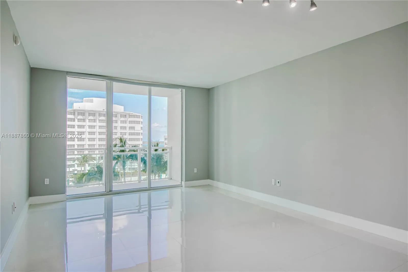 951 Brickell Ave, #1402