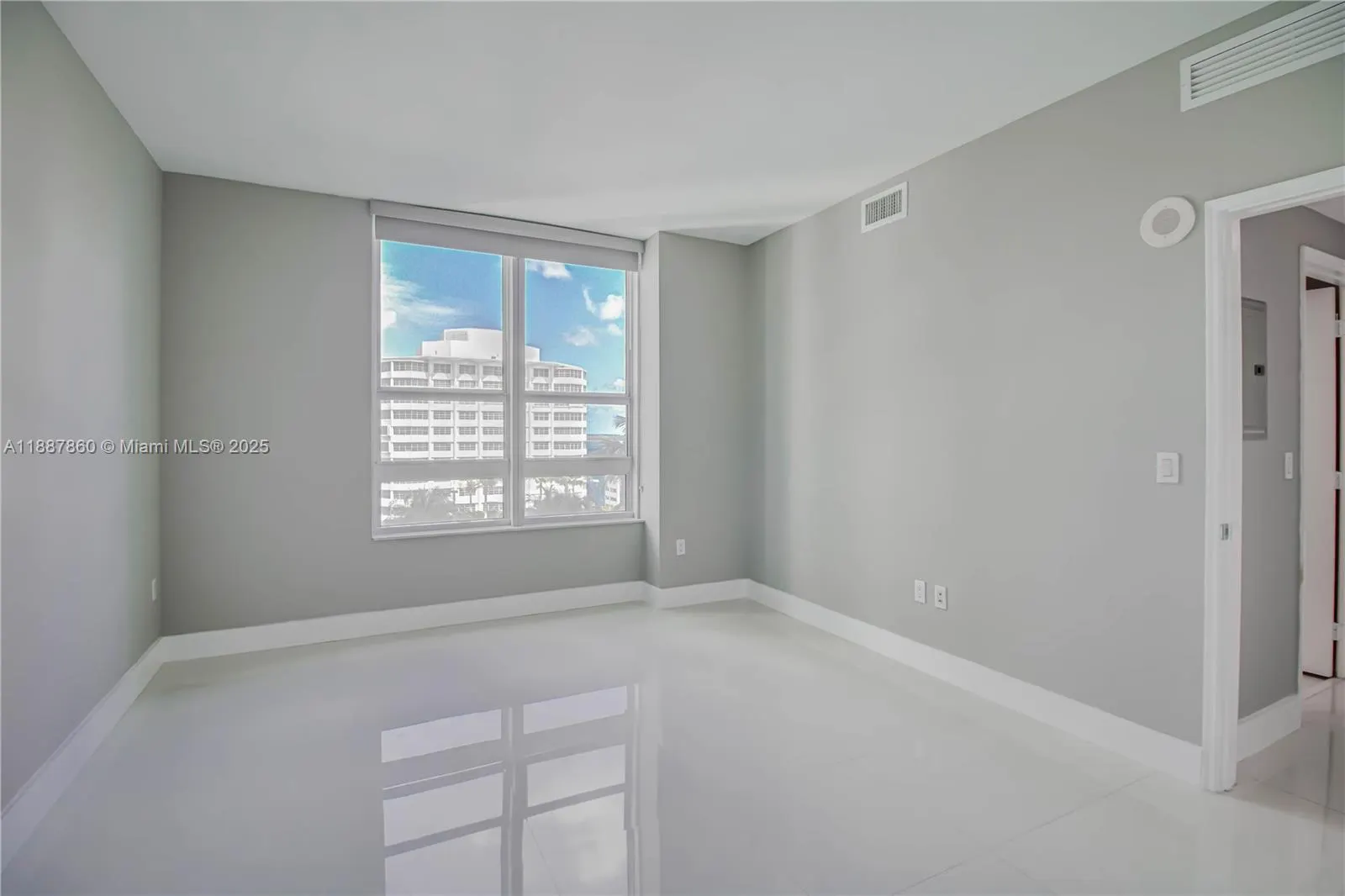 951 Brickell Ave, #1402