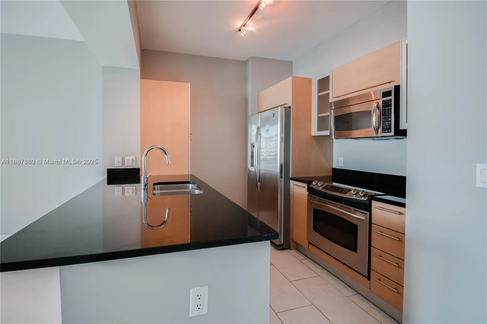 951 Brickell Ave, #1402