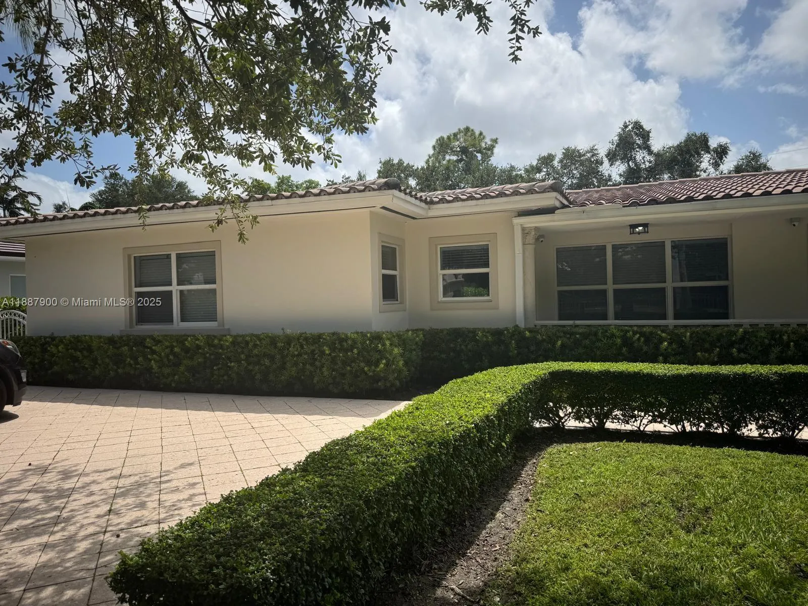 4800 University Dr, #0