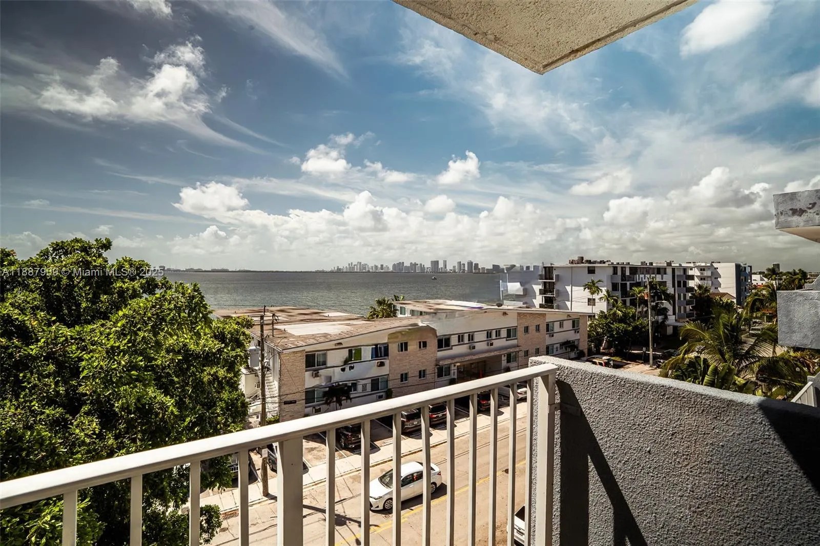1801 S Treasure Dr, #526