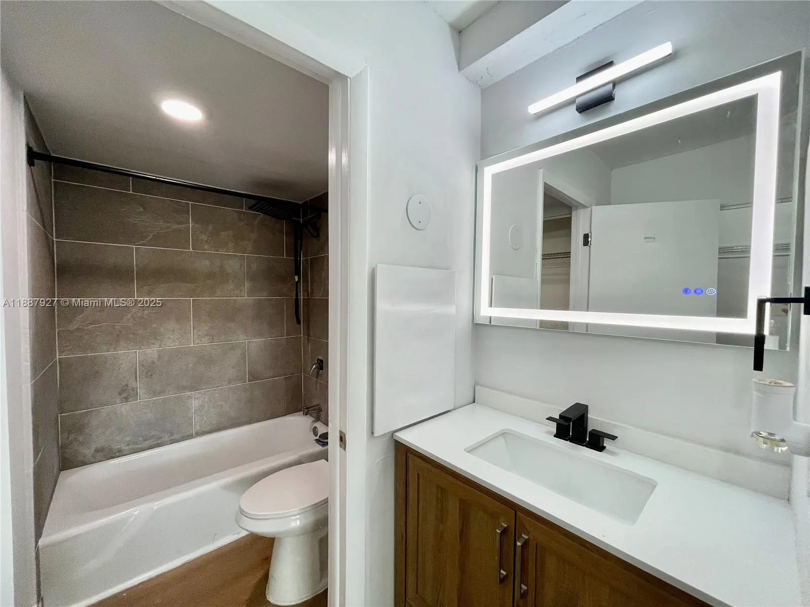 3680 Inverrary Dr, #2B