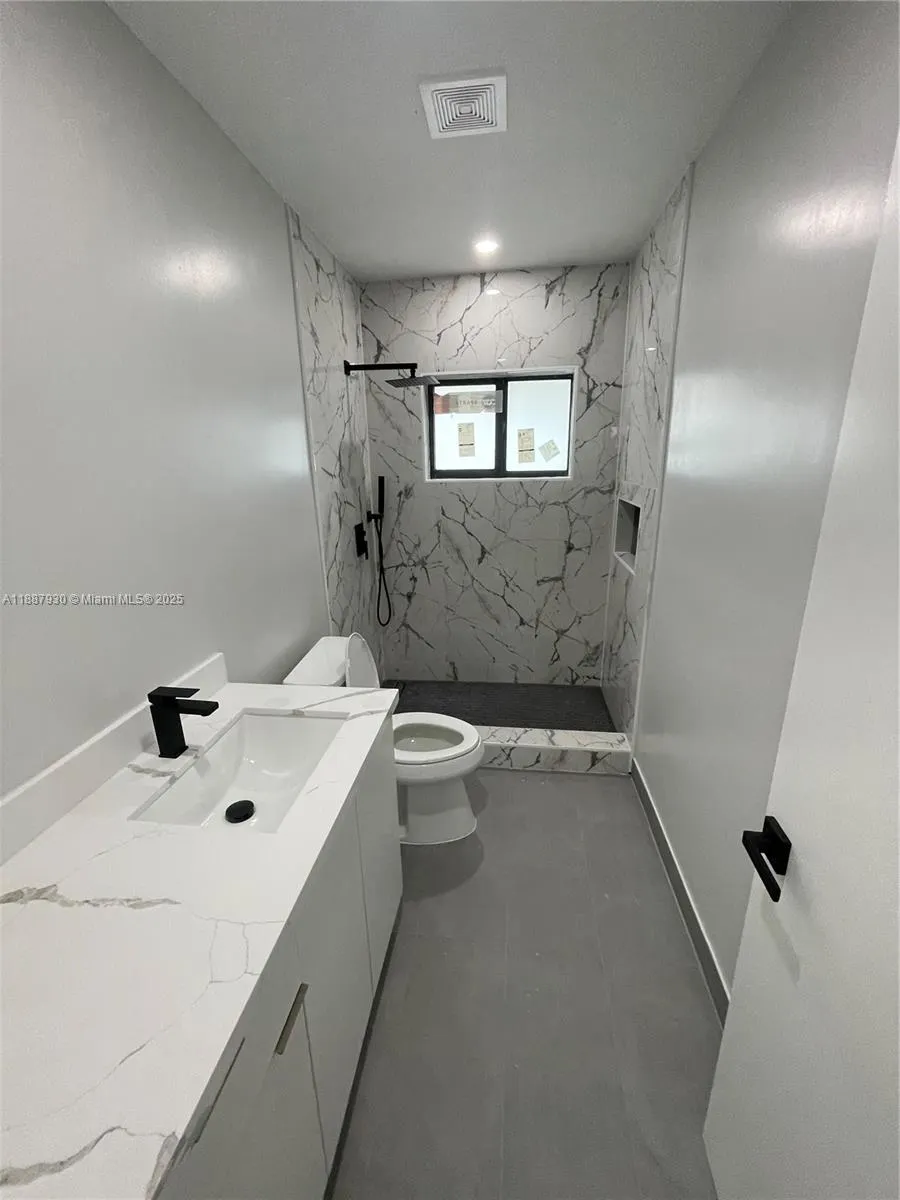 1050 NE 9th Ave, #2