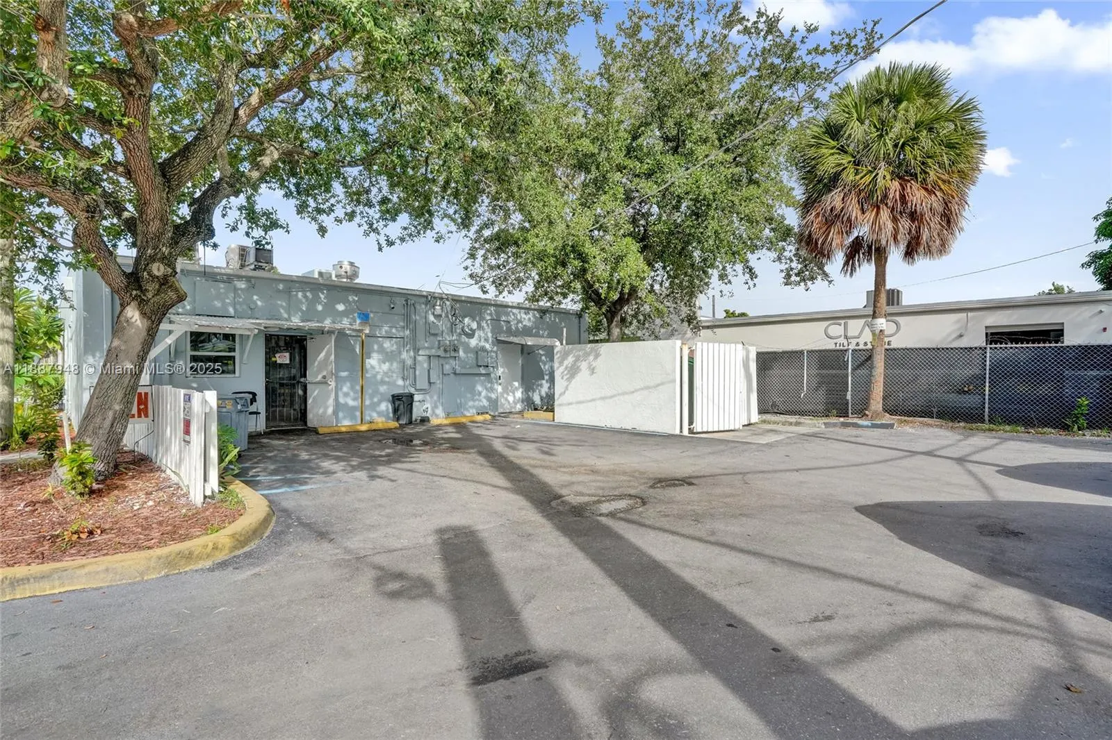 1100 NE 4th Ave, #1-2
