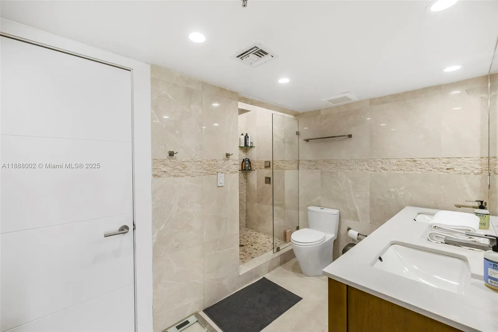 2625 Collins Ave, #907