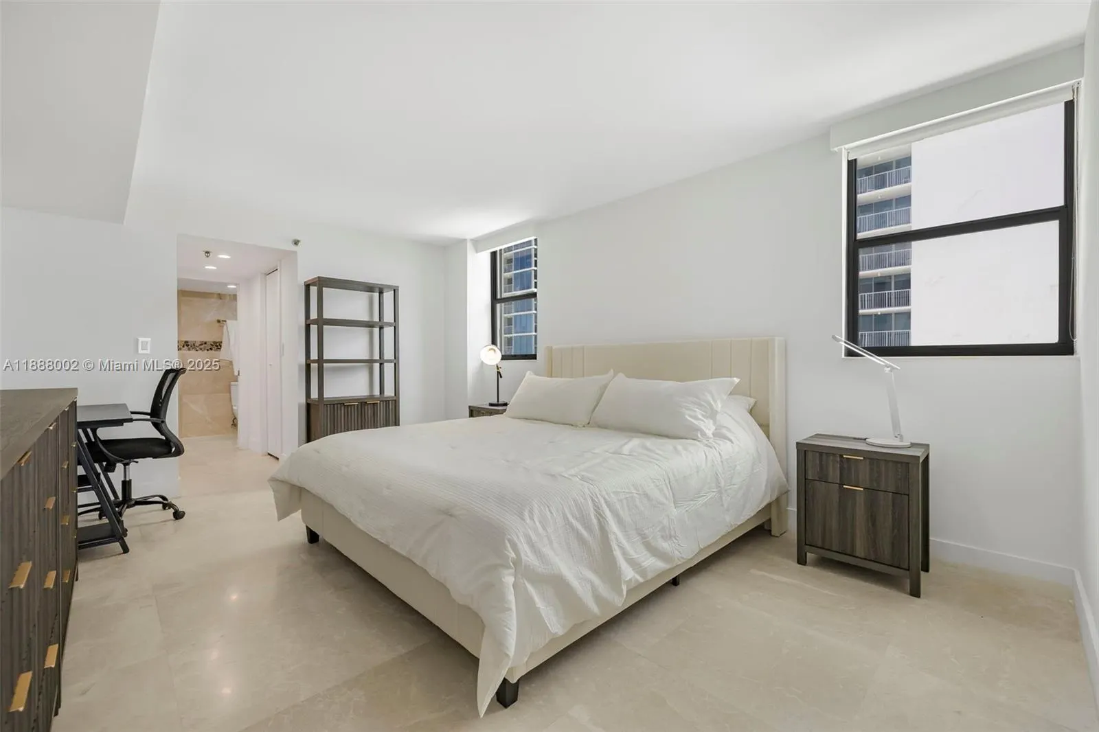 2625 Collins Ave, #907