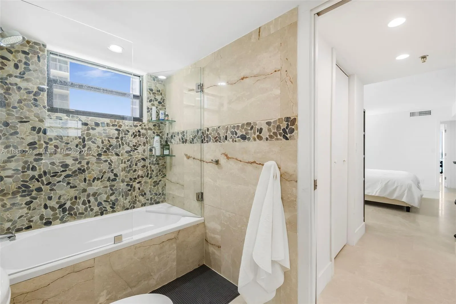 2625 Collins Ave, #907