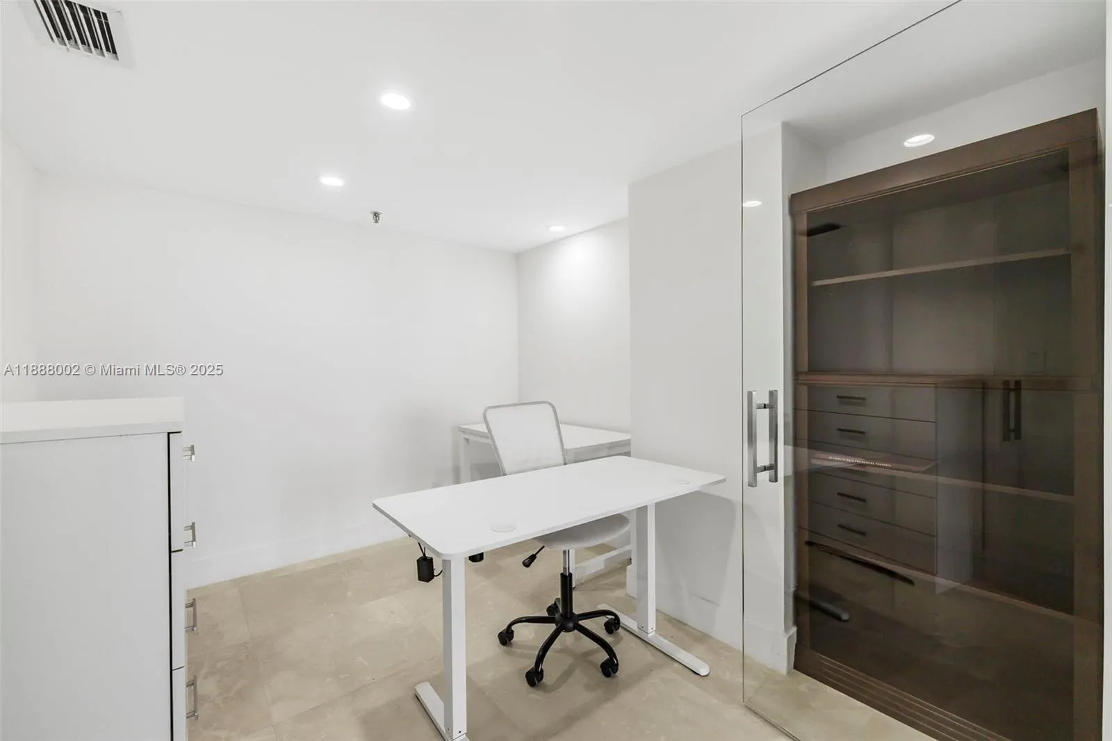 2625 Collins Ave, #907