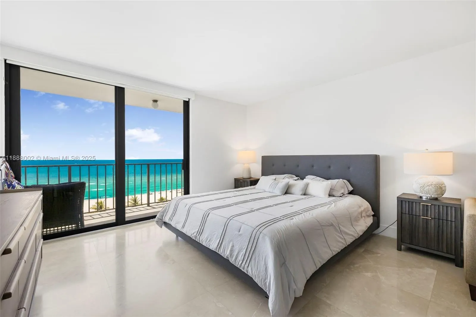 2625 Collins Ave, #907