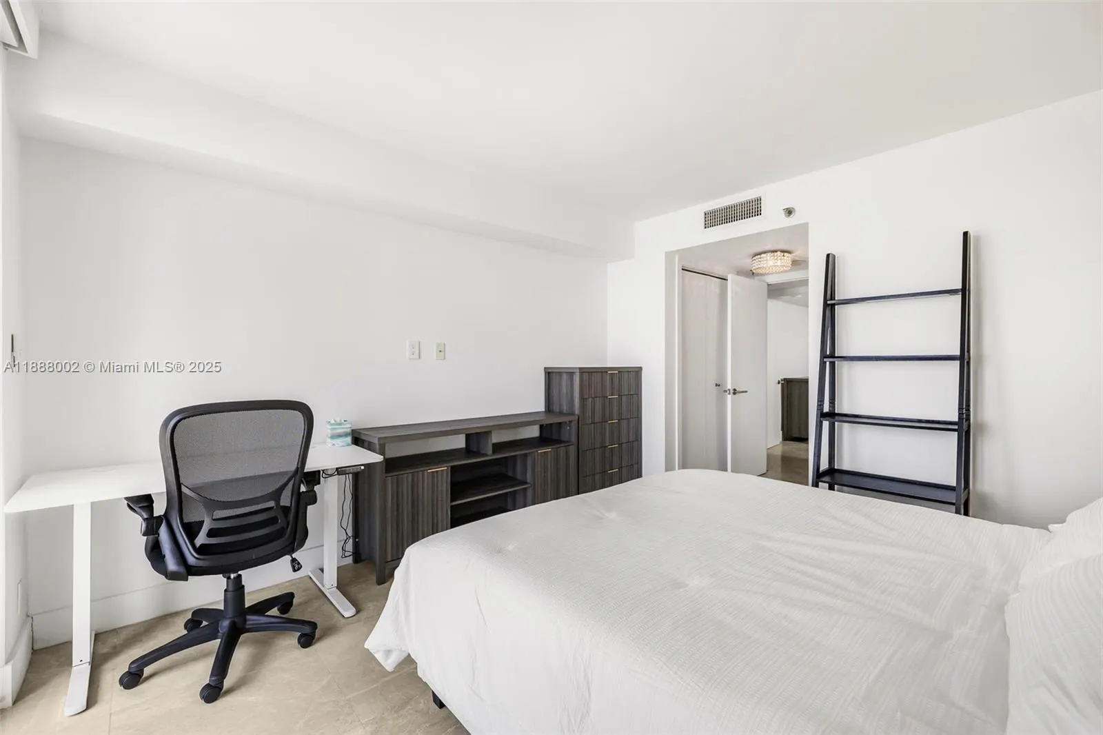 2625 Collins Ave, #907