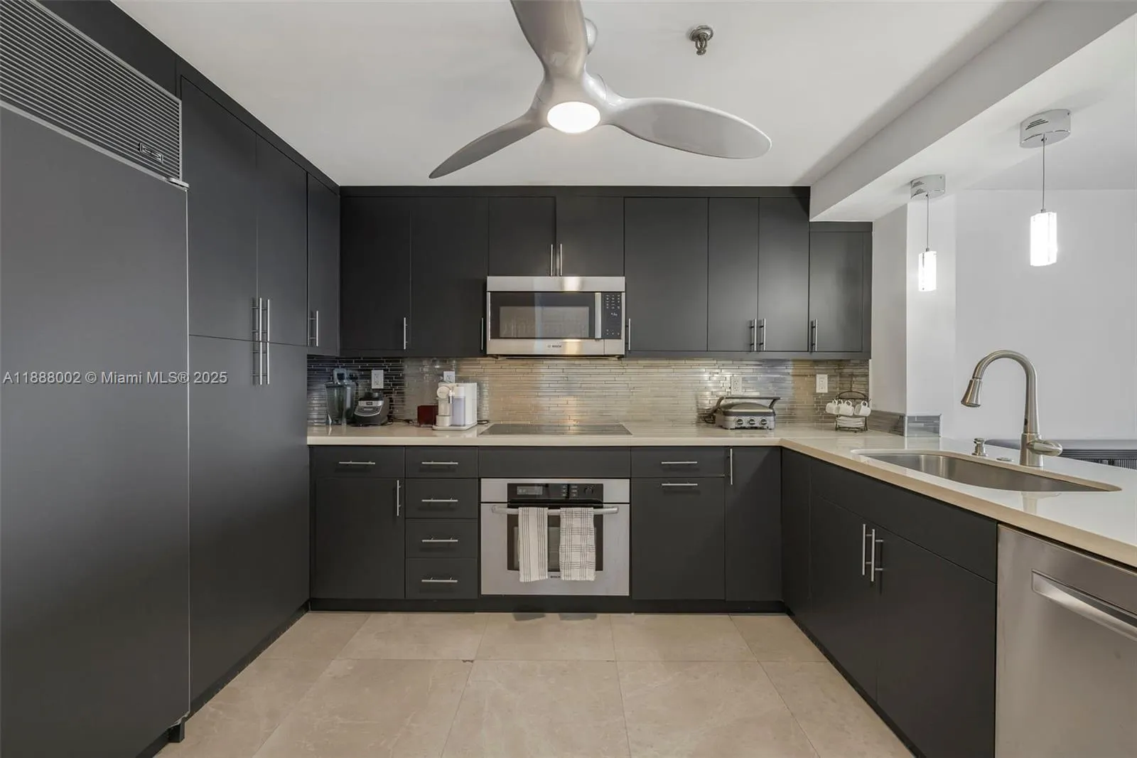 2625 Collins Ave, #907