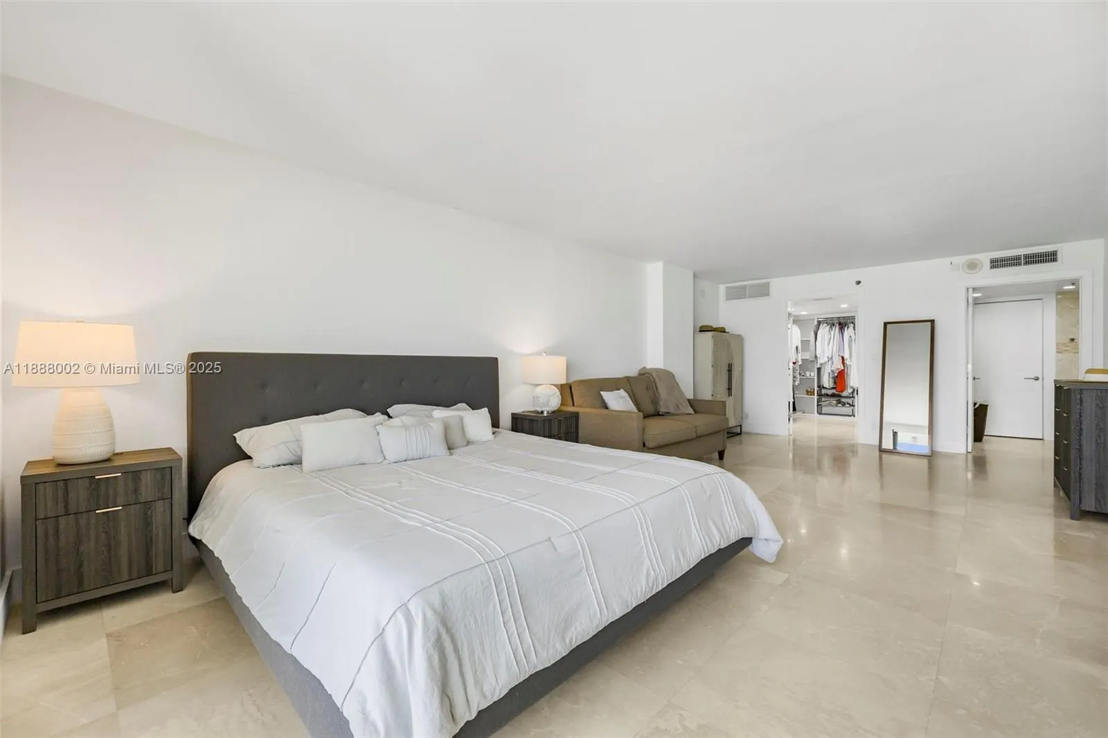 2625 Collins Ave, #907