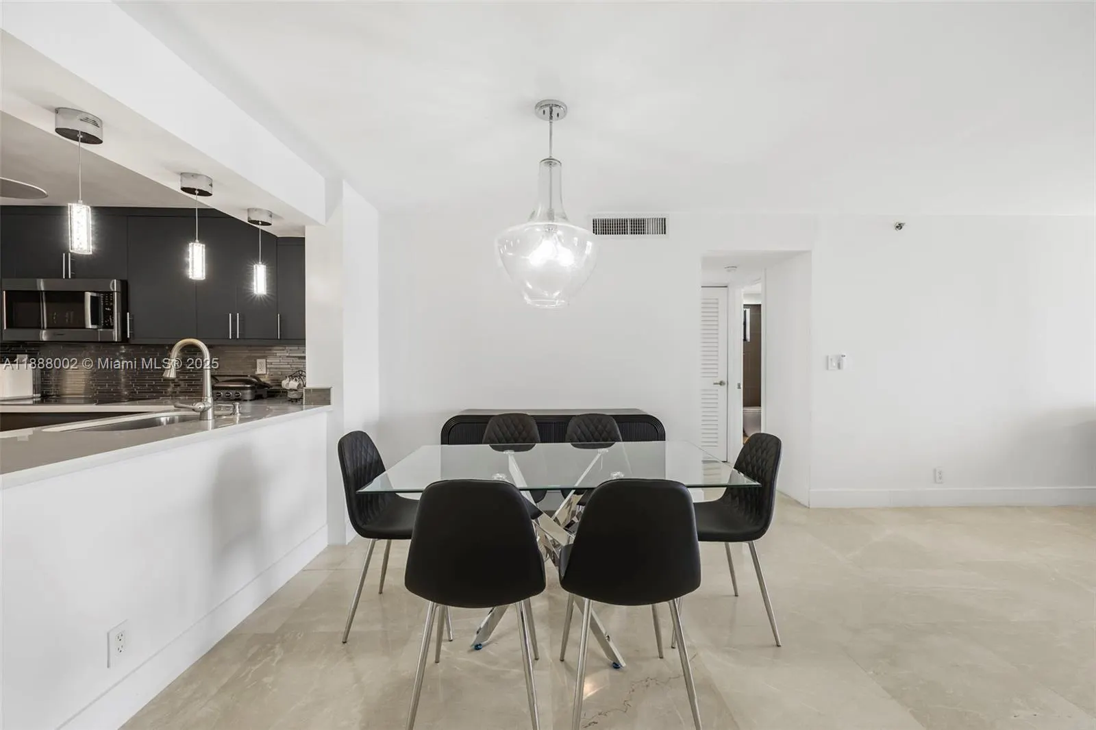 2625 Collins Ave, #907