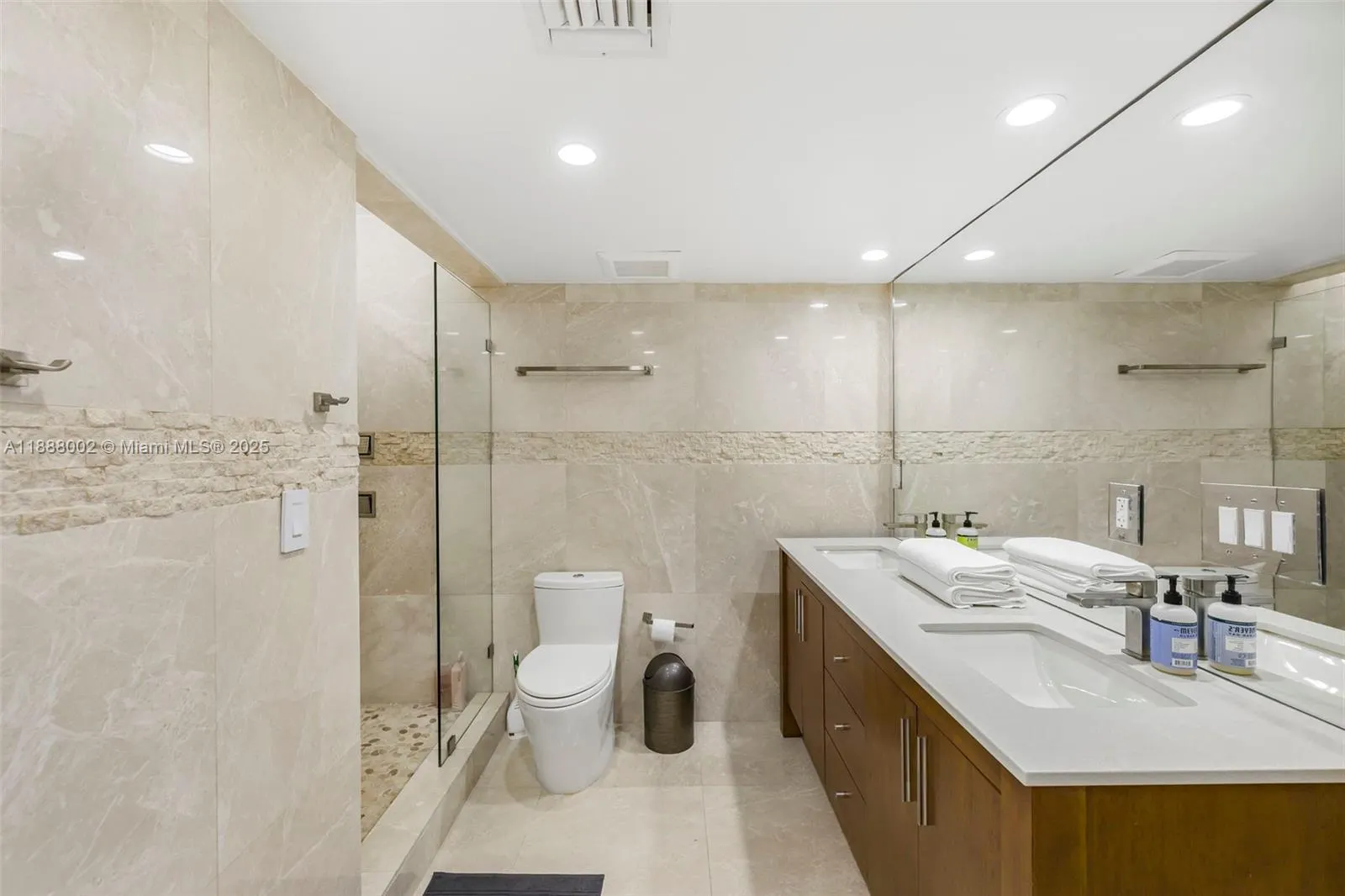 2625 Collins Ave, #907