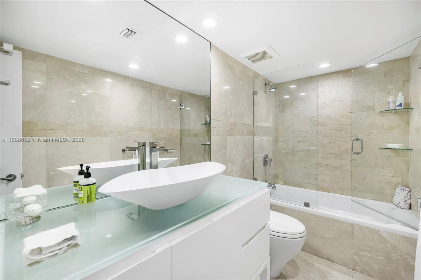2625 Collins Ave, #907