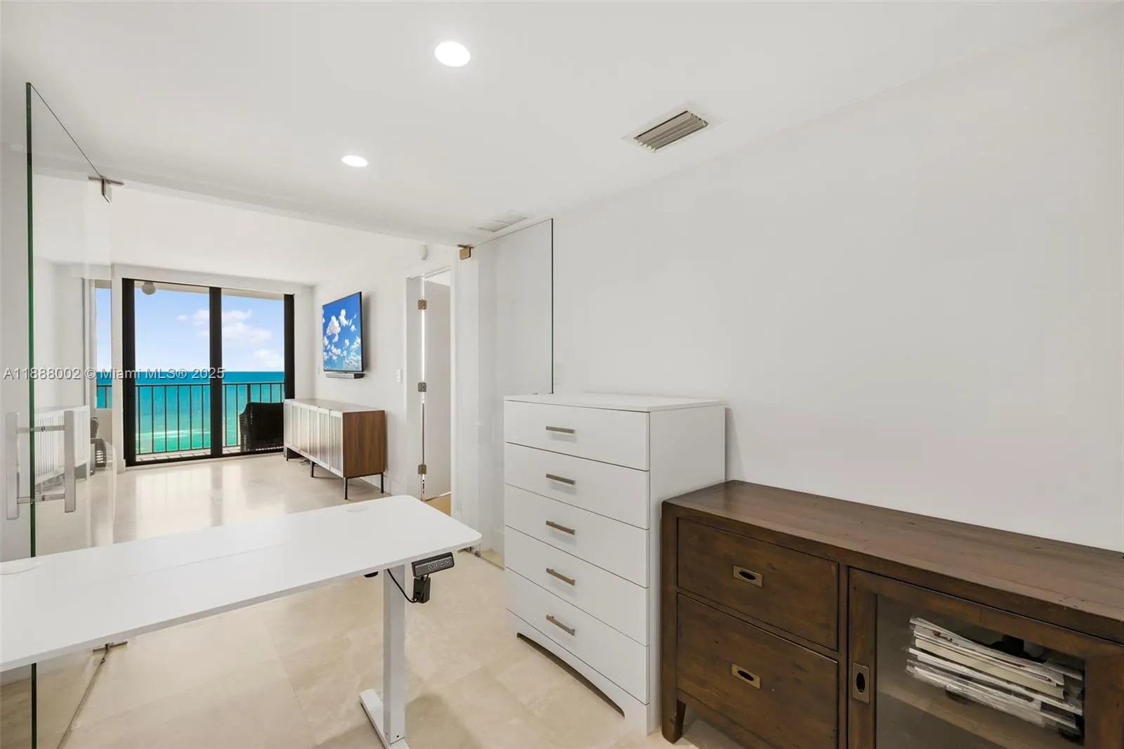 2625 Collins Ave, #907