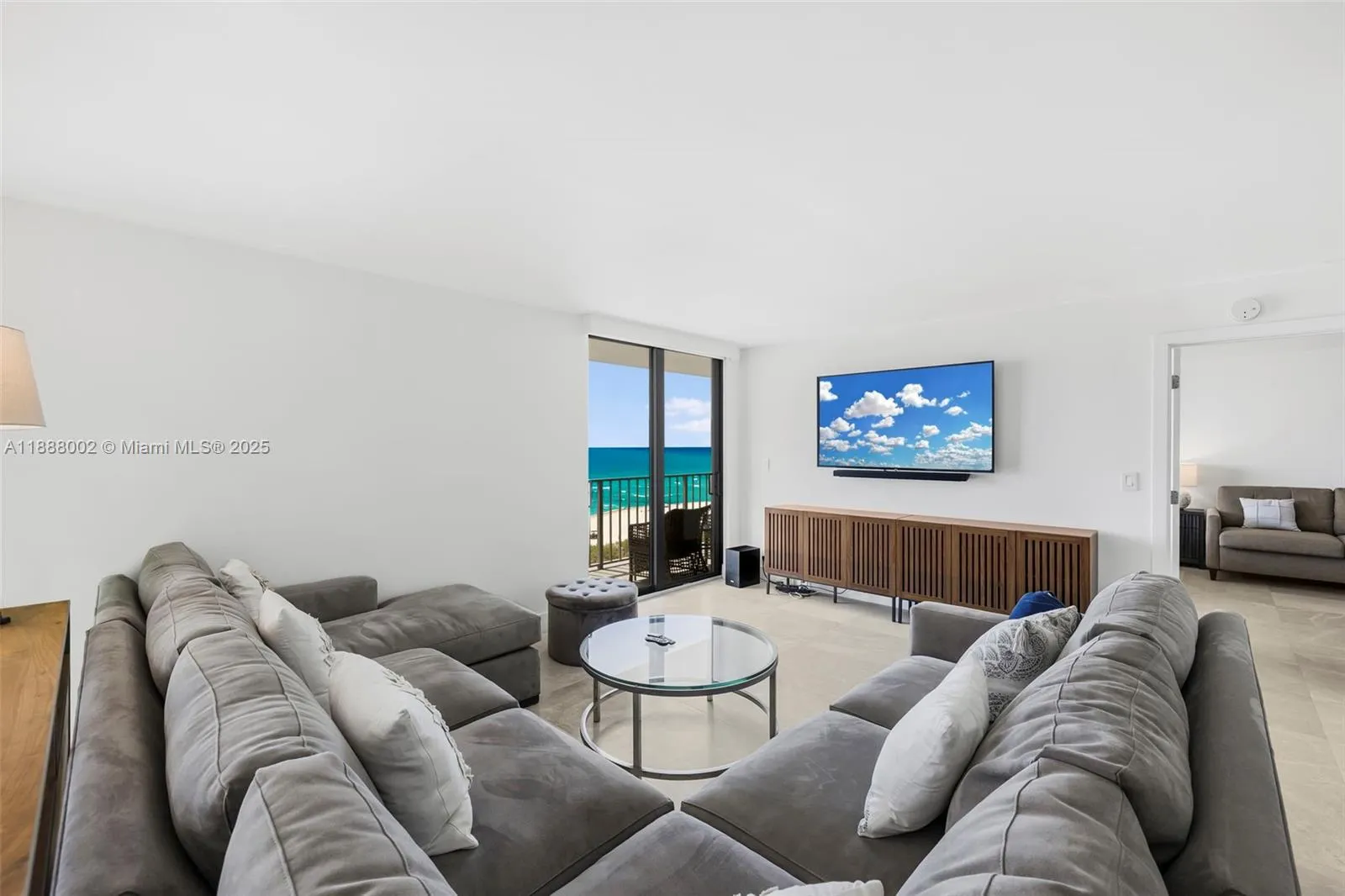 2625 Collins Ave, #907