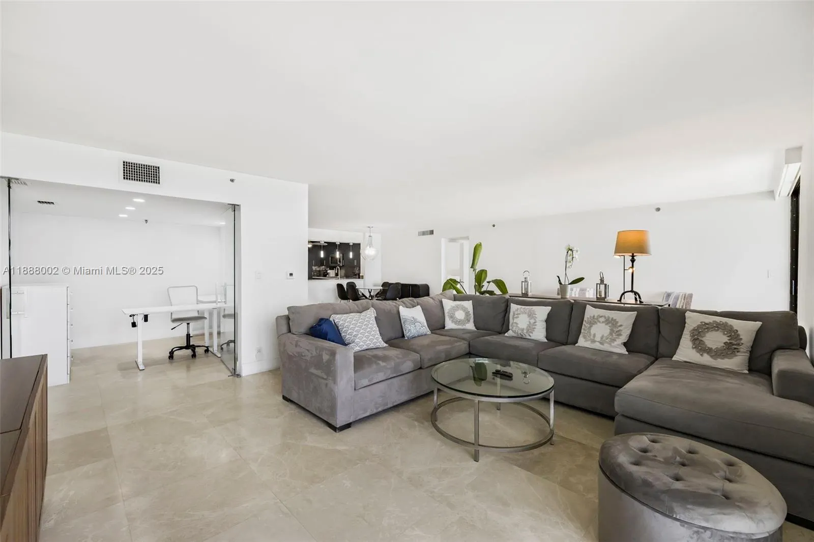 2625 Collins Ave, #907