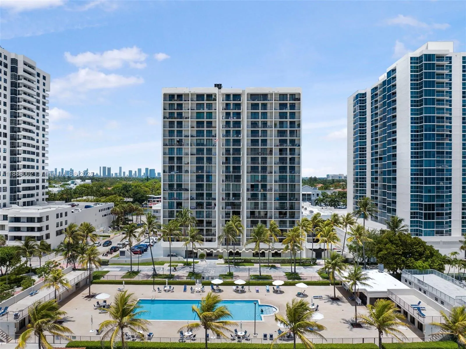 2625 Collins Ave, #907