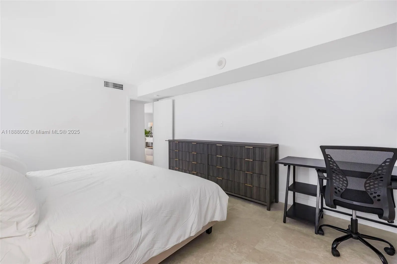 2625 Collins Ave, #907