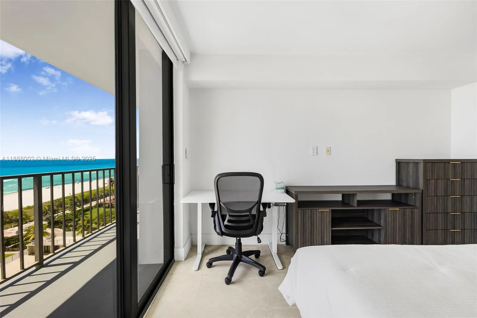 2625 Collins Ave, #907