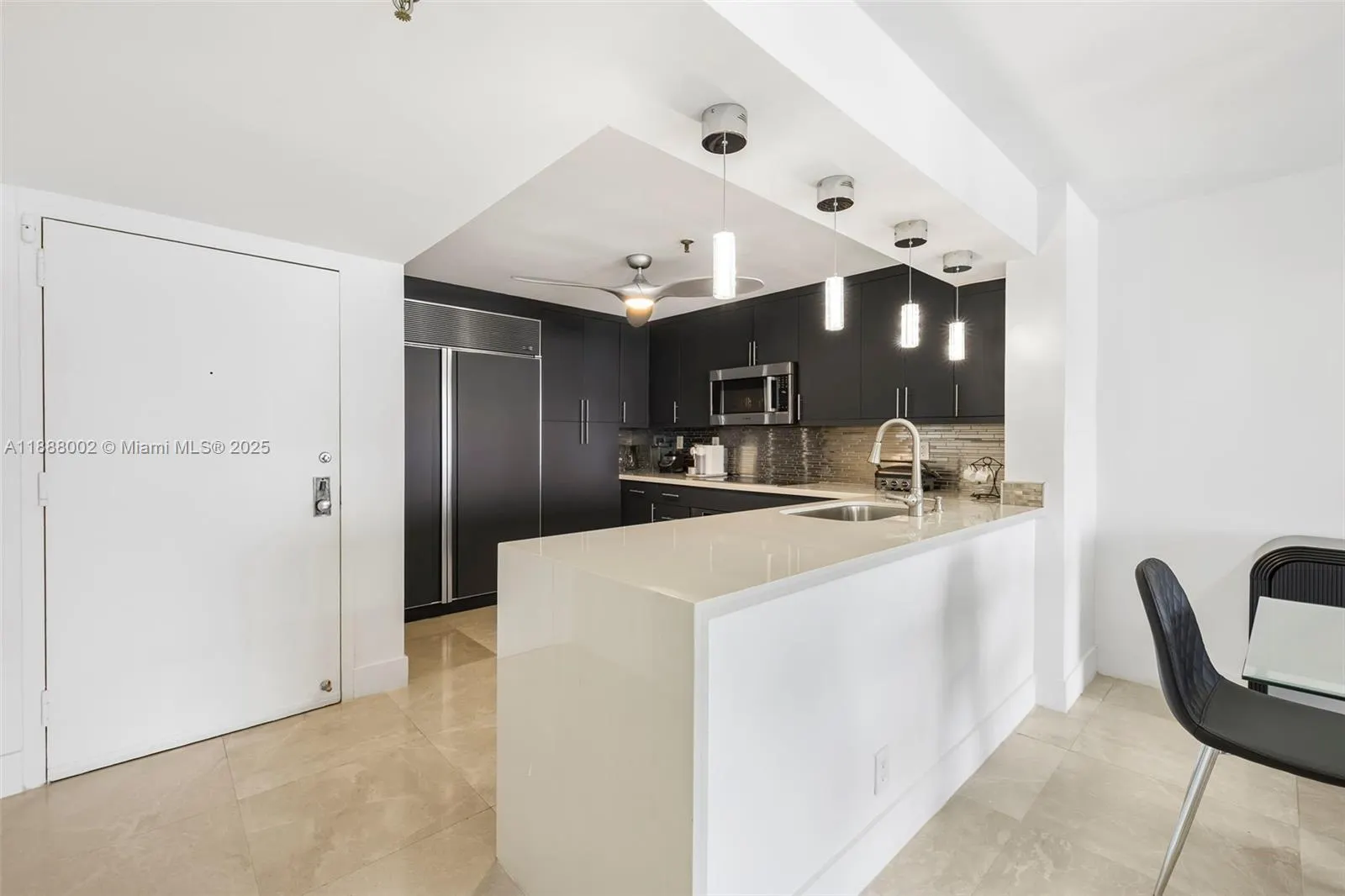 2625 Collins Ave, #907