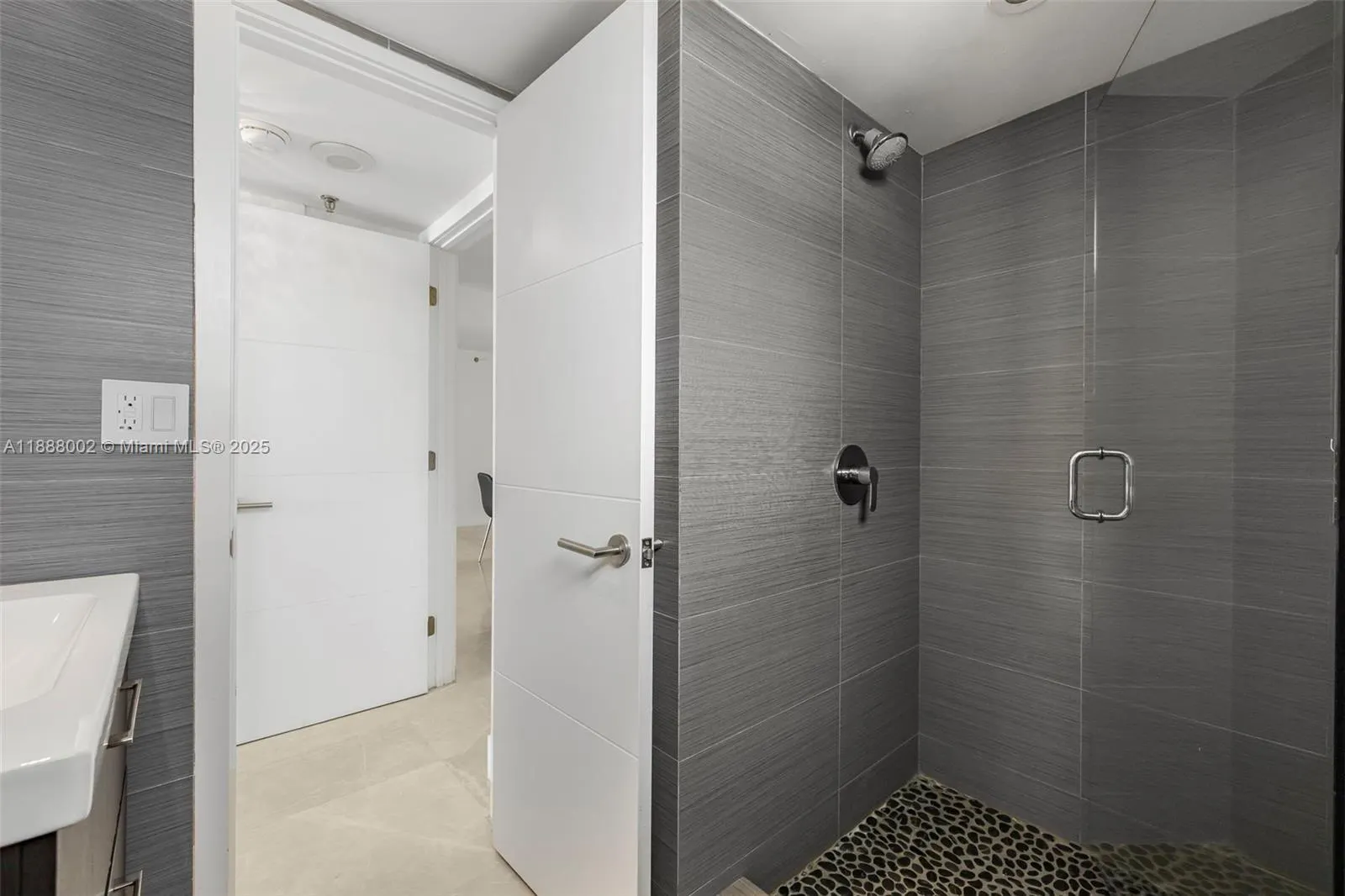 2625 Collins Ave, #907