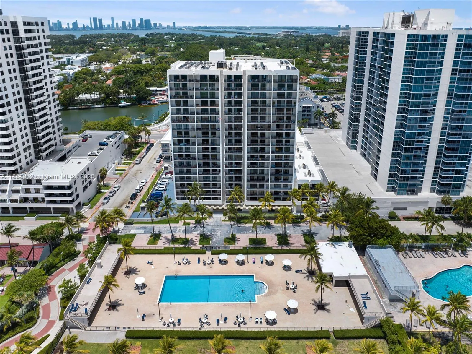 2625 Collins Ave, #907