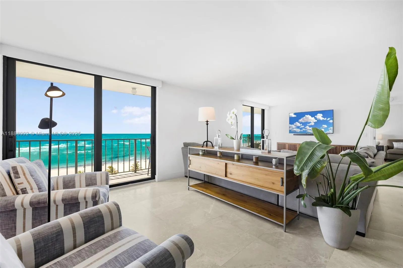 2625 Collins Ave, #907