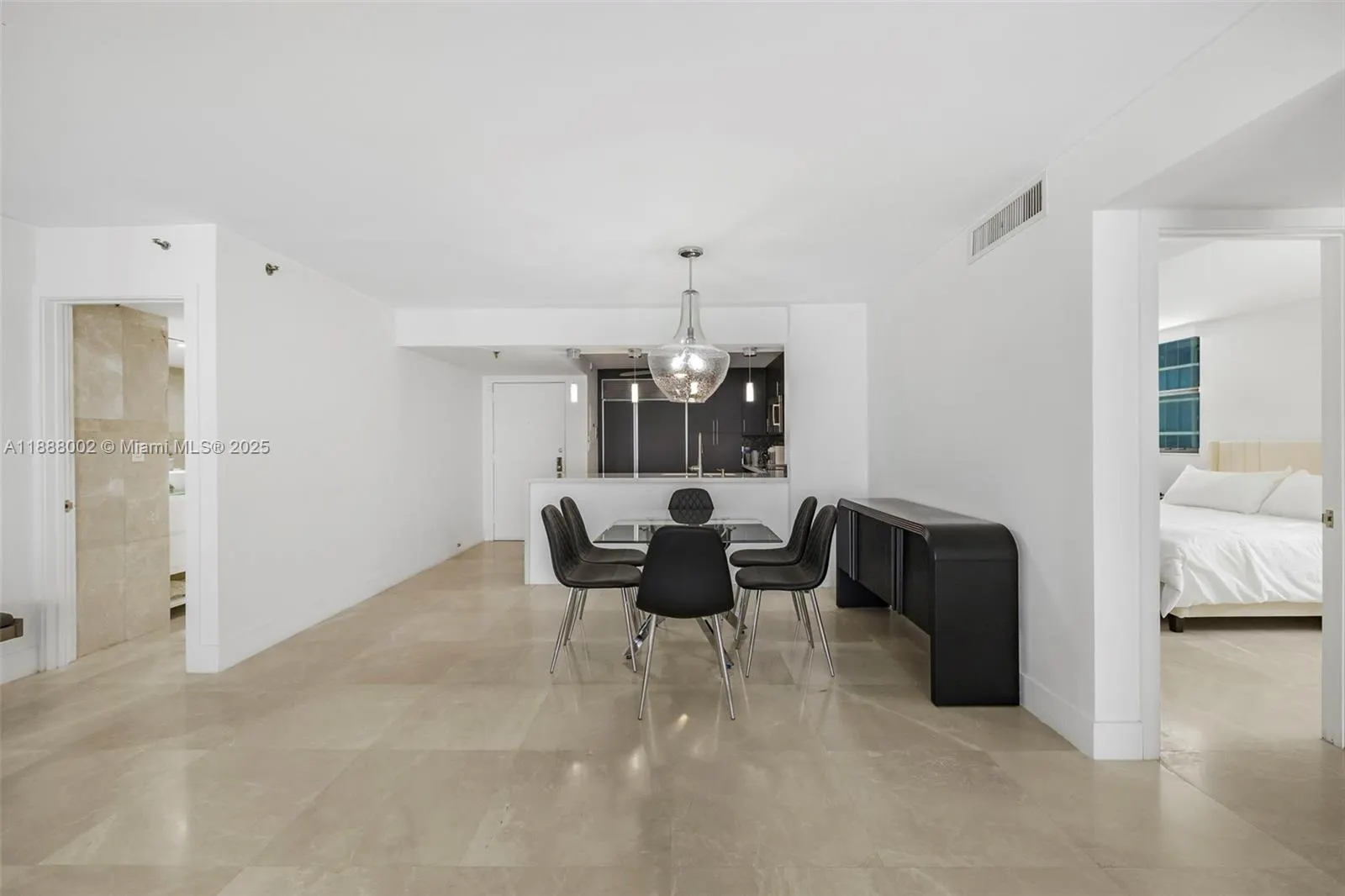 2625 Collins Ave, #907