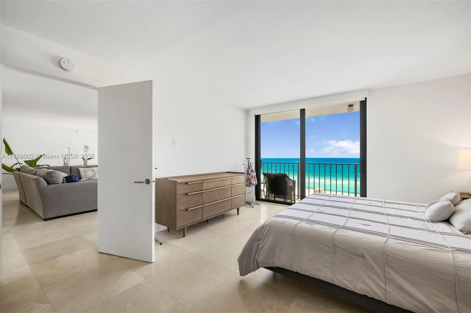 2625 Collins Ave, #907