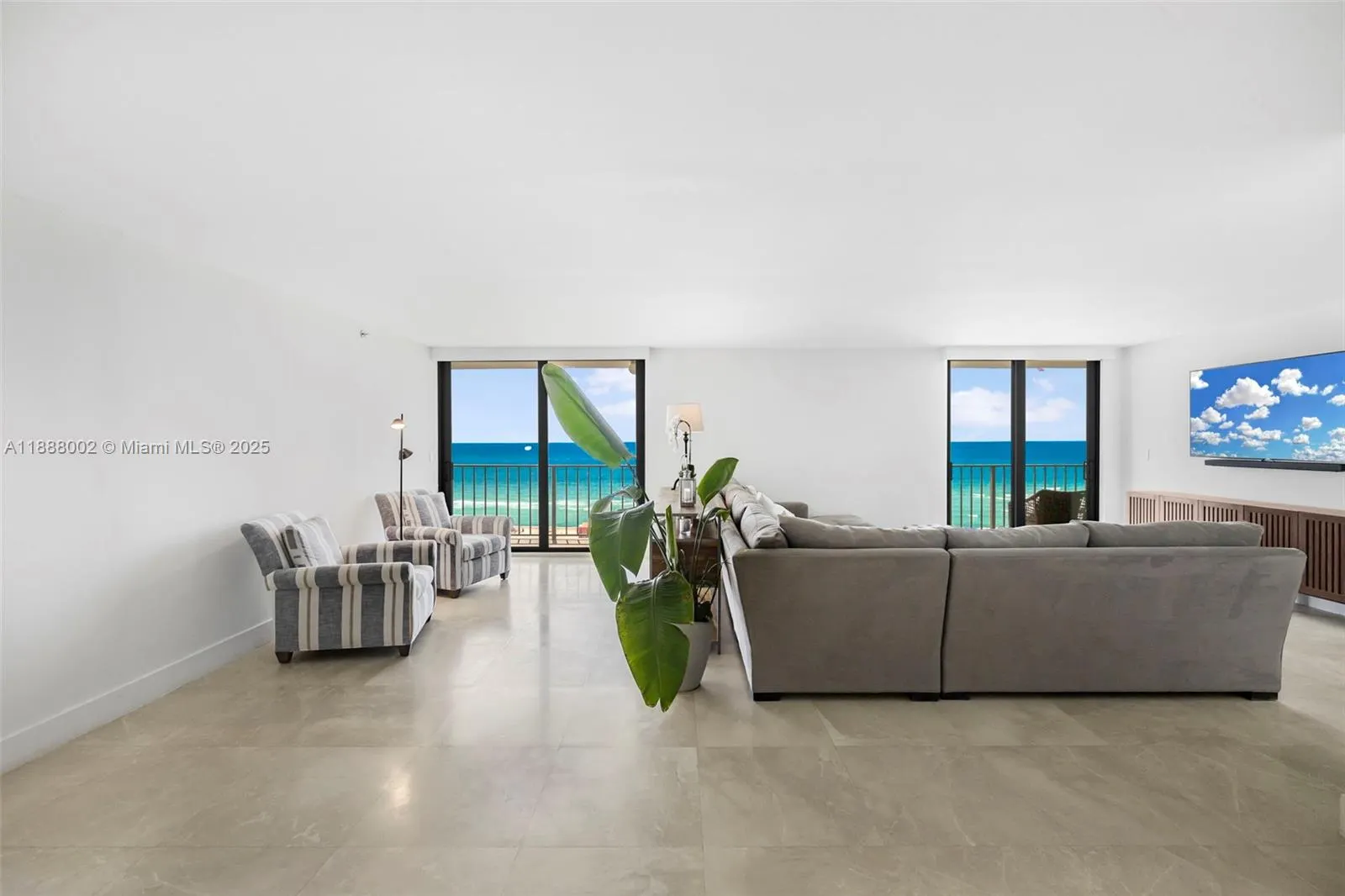 2625 Collins Ave, #907