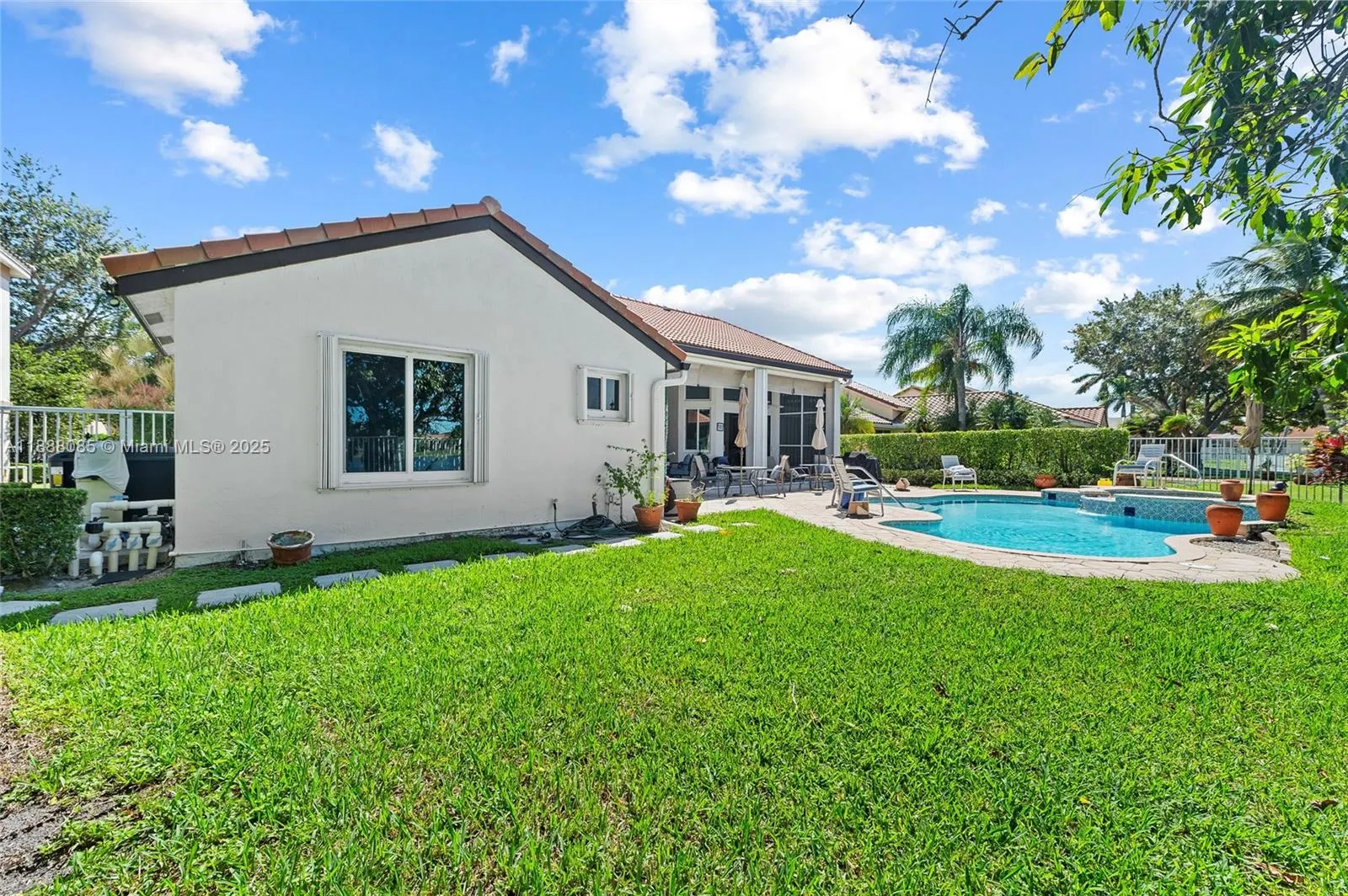 805 Lake Blvd