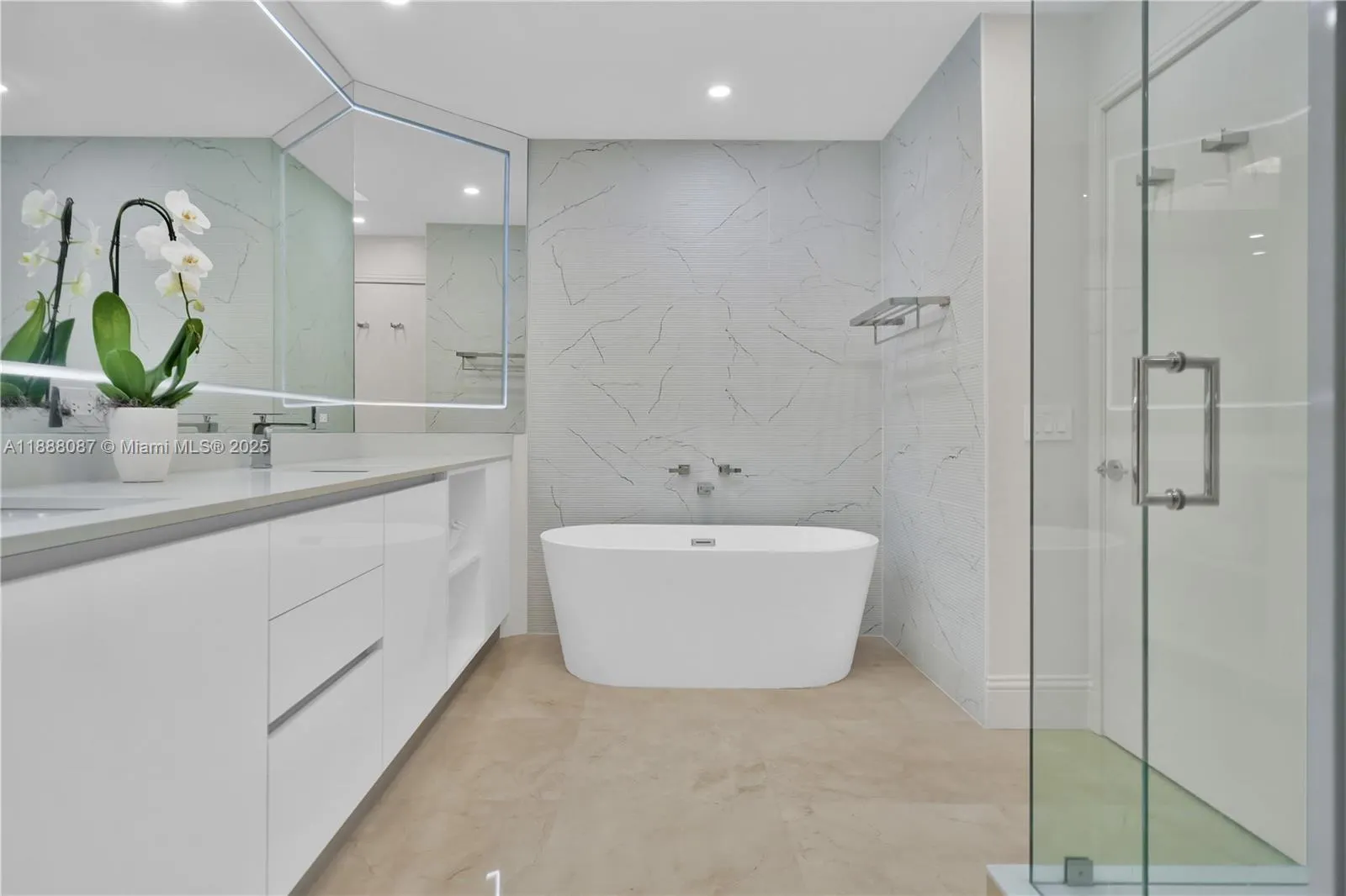 4779 Collins Ave, #PH4301