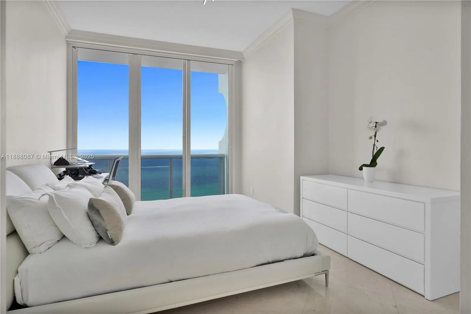 4779 Collins Ave, #PH4301