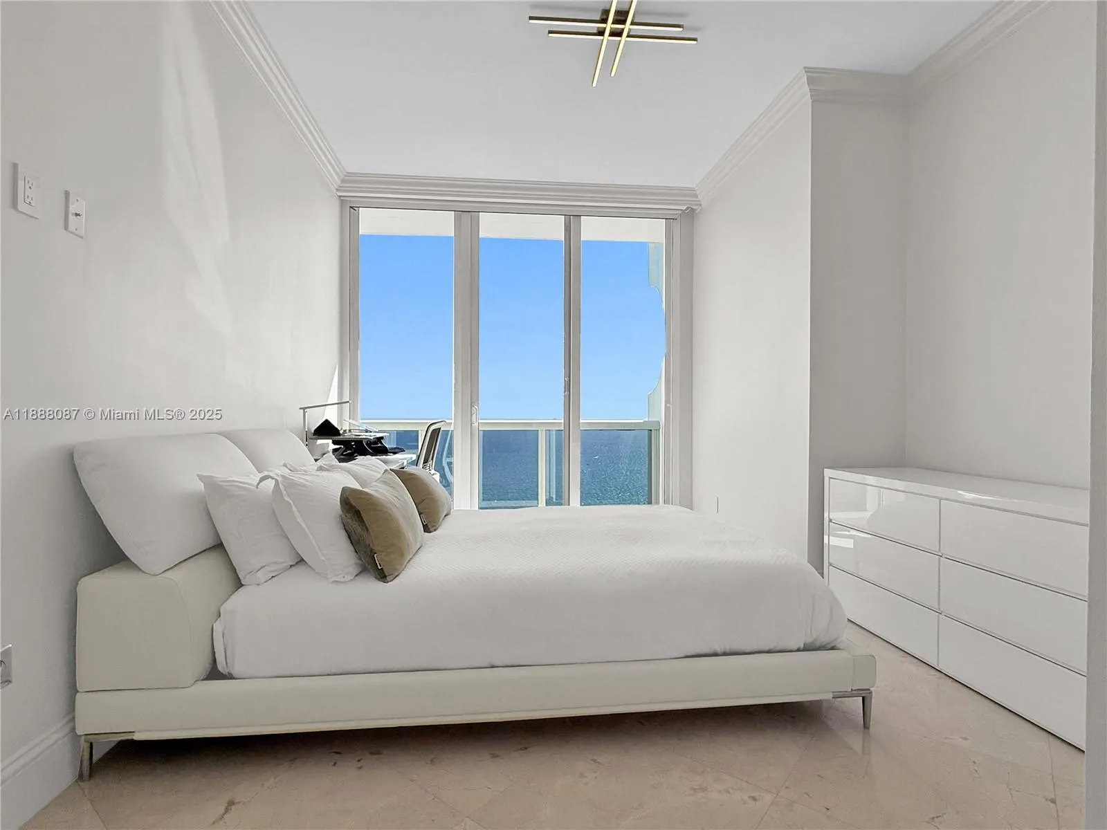4779 Collins Ave, #PH4301