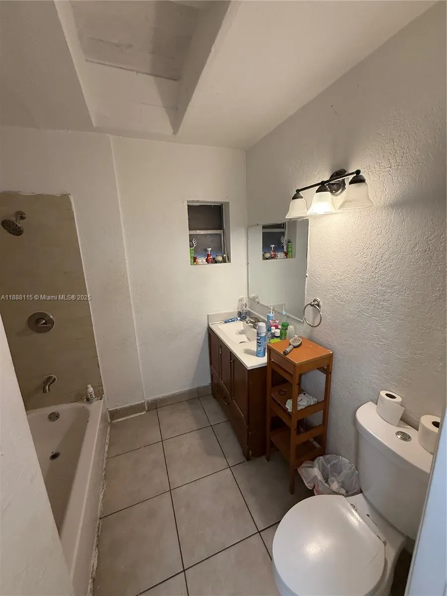 810 NW 24th Ct