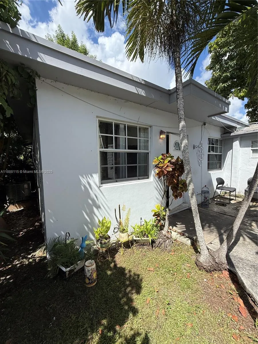 810 NW 24th Ct