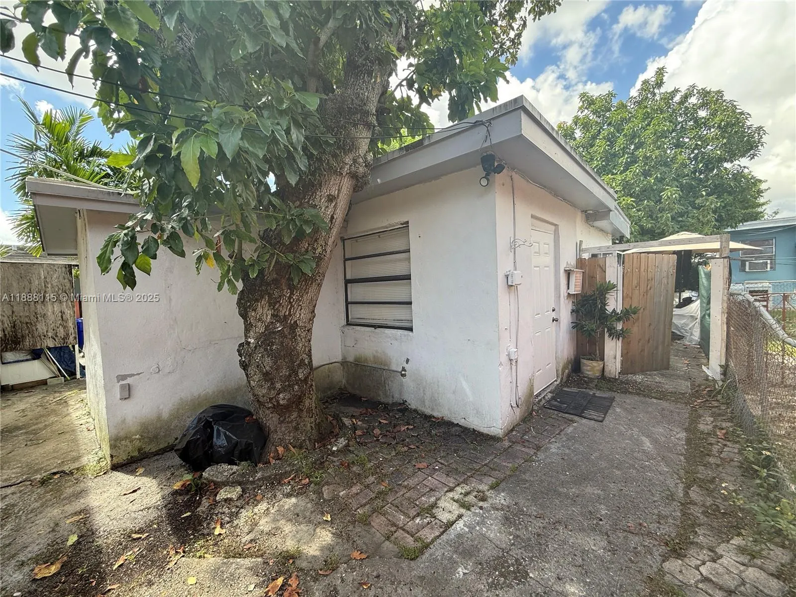 810 NW 24th Ct