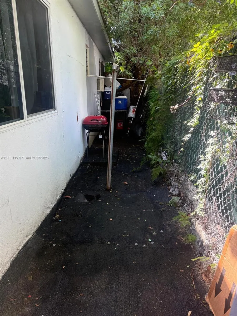810 NW 24th Ct