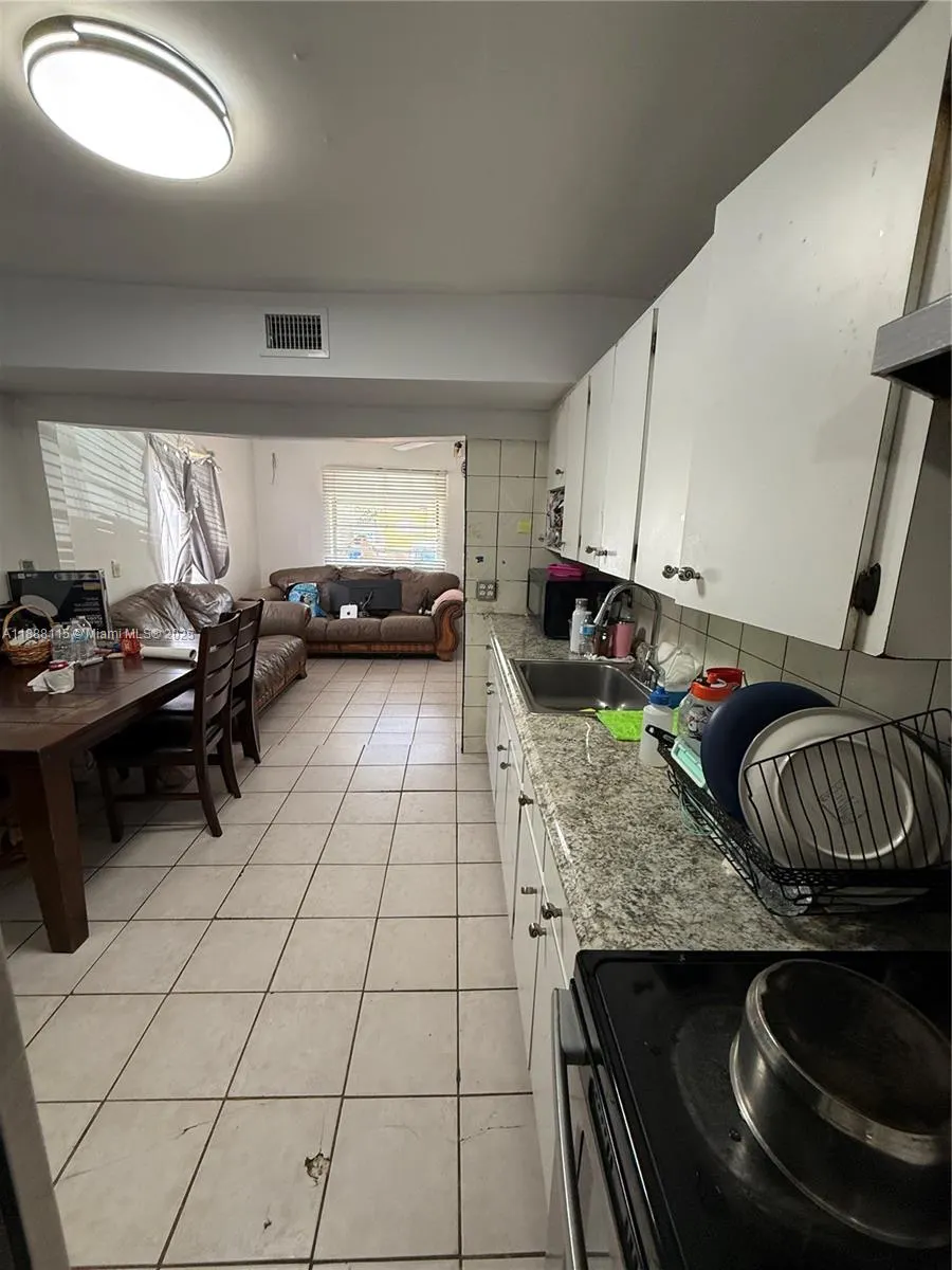 810 NW 24th Ct