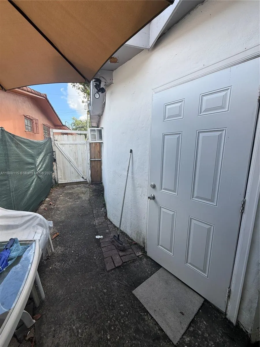 810 NW 24th Ct