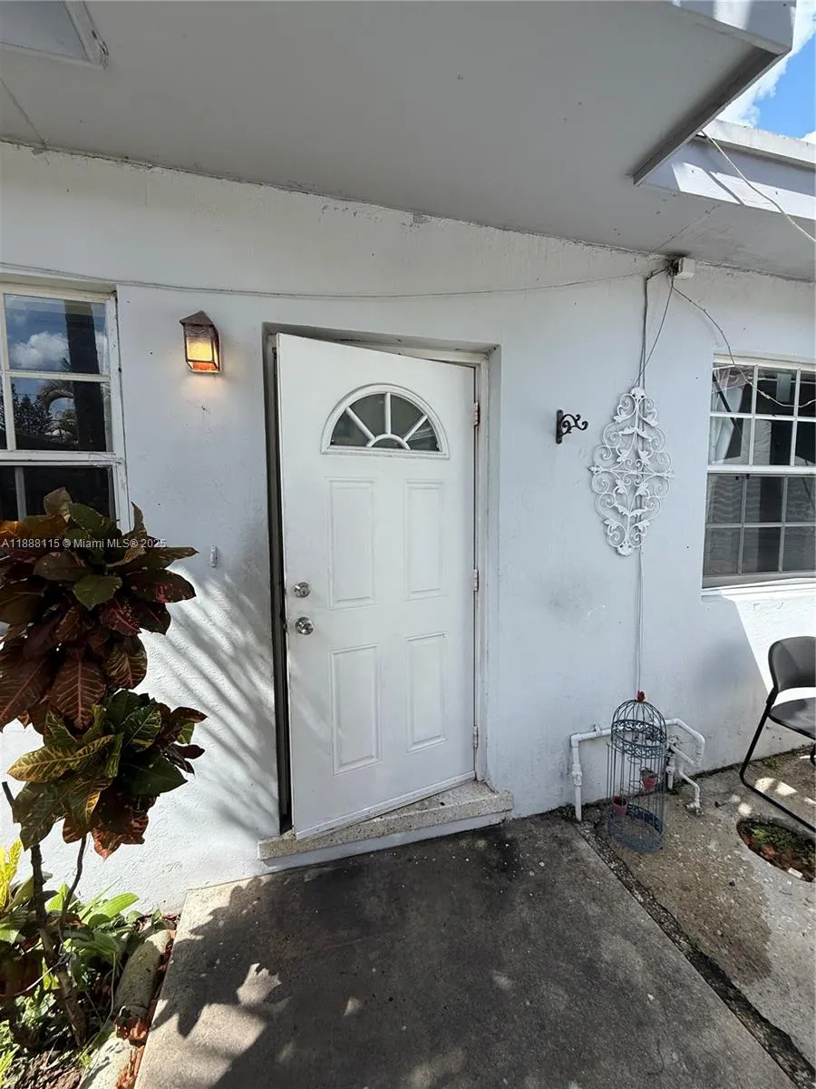 810 NW 24th Ct