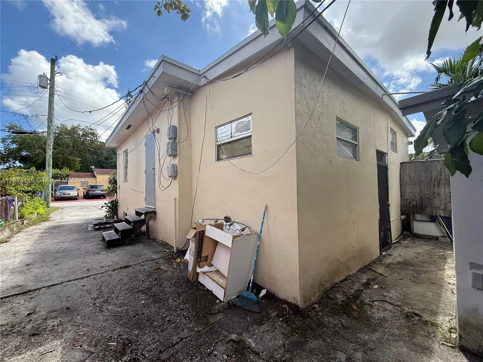 810 NW 24th Ct